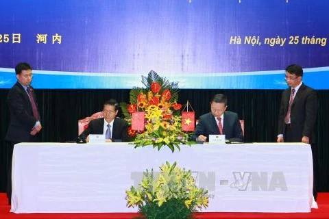 郭声琨和苏林签署合作文件（图片来源：越通社）