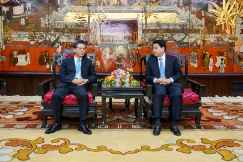 河内市人民委员会主席阮德钟与日本驻越大使大岛浩。