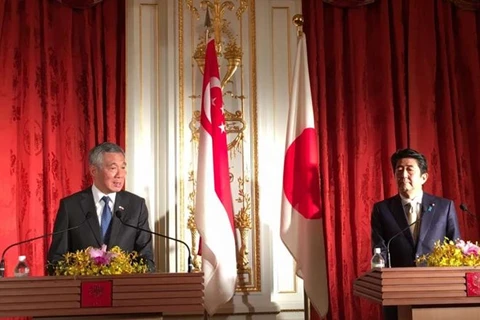 新加坡总理李显龙与日本首相安倍晋三举行新闻发布会（图片来源：straitstimes.com）