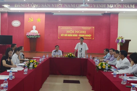 越南工商股份商业银行广宁省分行代表与企业代表进行对话（图片来源：广宁报）