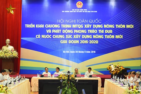 越南政府总理阮春福与副总理王廷惠共同主持2016-2020年阶段国家新农村建设目标计划视频会议