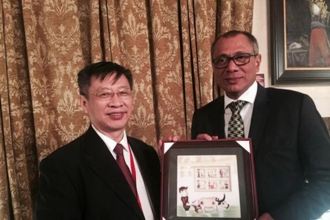 越共中央对外部副部长阮俊峰与厄副总统格拉斯。