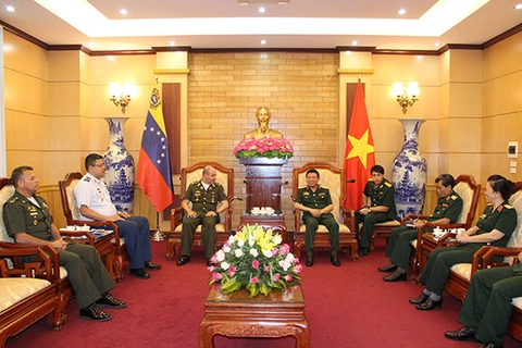 越南人民军总政治局副主任黎贤云与委内瑞拉军队保险董事长拉斐尔·门多萨。（图片来源：http://mod.gov.vn/）