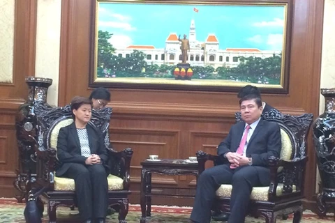 胡志明市人民委员会主席阮成锋会见新加坡驻越大使凯瑟琳（图片来源：​胡志明市官方网站）