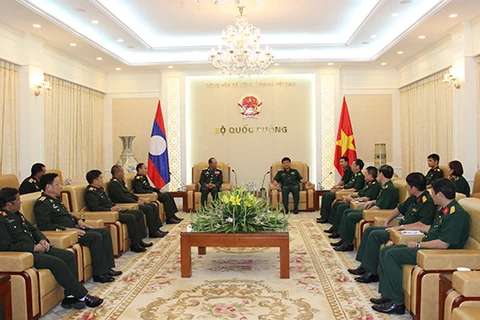 越南人民军总参谋部副总参谋长武文俊上将会见老挝人民军总参谋部边防局局长西潘•芙塔旺（图片来源：http://baodientu.bqp.vn/）