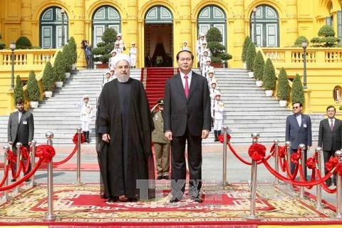 越南国家主席陈大光与伊朗伊斯兰共和国总统哈桑•鲁哈尼在欢迎仪式上。
