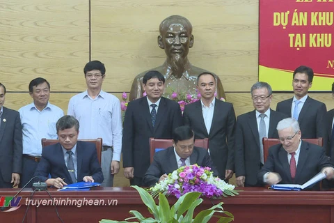 签署仪式场景（图片来源：http://truyenhinhnghean.vn/）