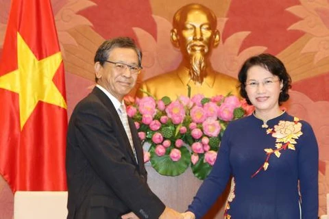 越南国会主席阮氏金银会见前来辞行拜会的日本驻越大使大岛浩（图片来源：越通社）