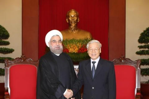 越共中央总书记阮富仲会见正在对越南进行国事访问的伊朗总统哈桑•鲁哈尼。