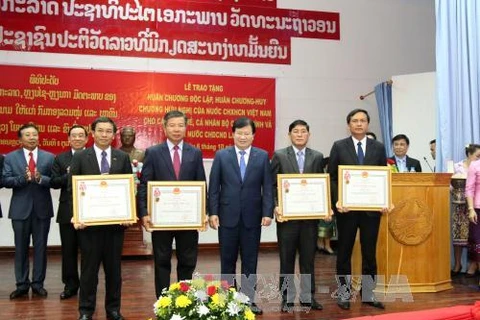 郑廷勇向老挝公共工程与运输部集体与个人授予独立勋章（图片来源：越通社）