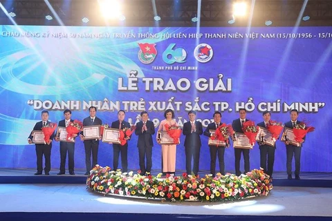 越南胡志明市优秀年轻企业家奖颁奖仪式隆重举行（图片来源：baodautu.vn）