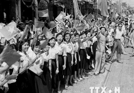 1954年10月10日，河内市人民兴高采烈欢迎解放军（图片来源：越通社）