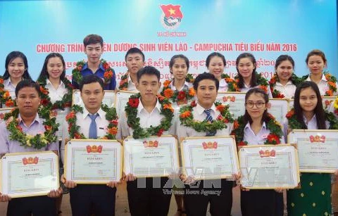 越南对112名老挝和柬埔寨优秀生予以表彰（图片来源：越通社）
