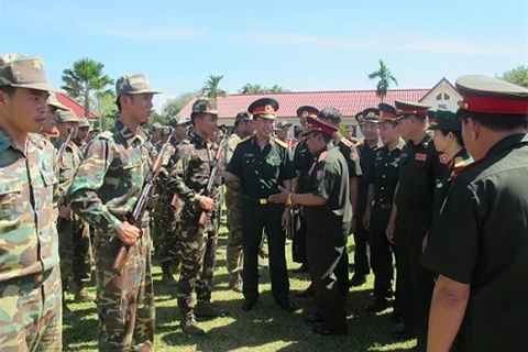 越南青年军官代表团走访老军11铁甲步兵团