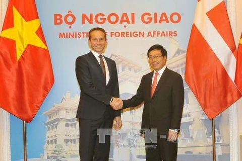 越南政府副总理兼外长范平明（右）与丹麦外交部长克里斯蒂安·延森（左）握手。（来源：越通社）