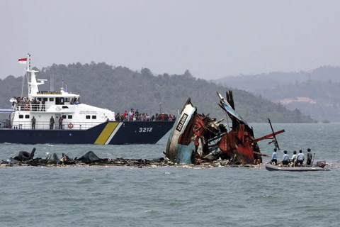 附图：印尼击沉外国非法渔船（图片来源：thanhnien.vn）