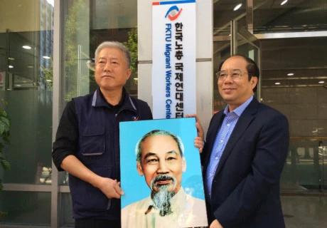 越南劳动联合总会副主席阮文横向韩国工会联合会代表赠送礼物。