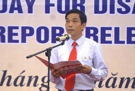 越南红十字会中央委员会副总书记邓明进在集会上致辞