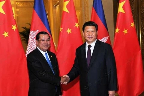 中国国家主席习近平（右）与柬埔寨首相洪森（左）（图片来源：thecambodiaherald.com)