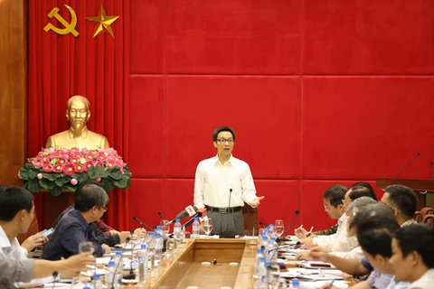 附图：武德儋副总理与越南社会保险领导举行工作会议（图片来源：http://baohiemxahoi.gov.vn/）
