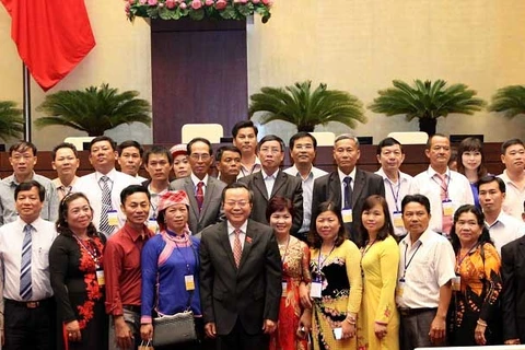 国会副主席冯国显与全国优秀农民代表团代表合影。