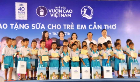 “越南长高”牛奶基金会向芹苴市儿童赠送牛奶