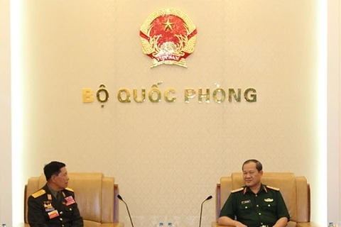 闭春长上将与老挝老战士协会副主席Khamphang Koongchanseng