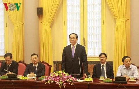 国家主席陈大光与越南南部退休安全军官代表团会面（图片来源：越南之声）