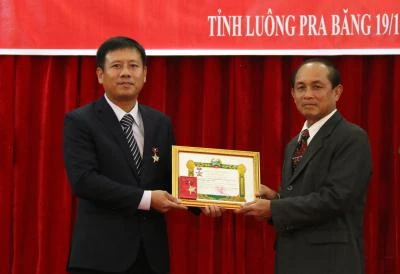 老挝政府向越南驻琅勃拉邦总领事陈文俊授予“老越友谊勋章”。（来源：越通社）