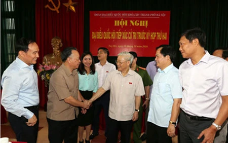 越共中央总书记阮富仲接触选民（图片来源于《越南之声广播电台》）