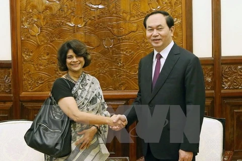 越南国家主席陈大光与联合国常驻越南协调员普拉蒂巴•梅塔握手（图片来源：越通社）