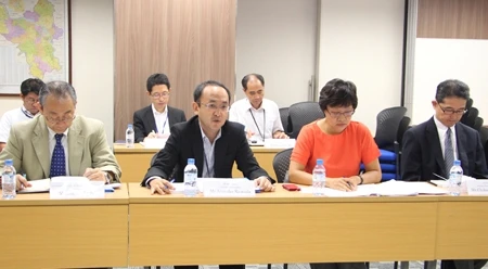 日本贸易振兴机构驻河内代表处首席代表川田为广宁省提供咨询。（图片来源于《人民报》）