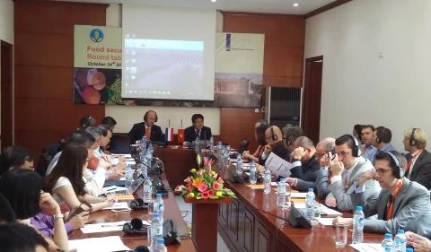 荷兰企业家代表团同越南农业与农村发展部进行座谈（图片来源：越通社）