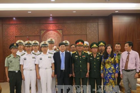 越南庆和省领导与中国海军舰艇编队代表团合影（图片来源：越通社）