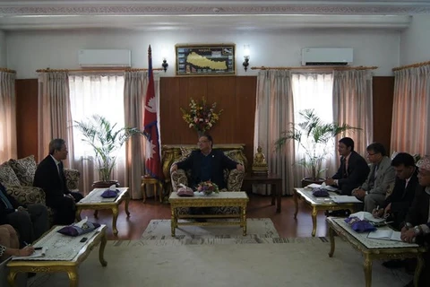 尼泊尔总理普拉昌达亲切会见越南驻印度兼驻不丹和尼泊尔大使孙生成（图片来源：越通社）