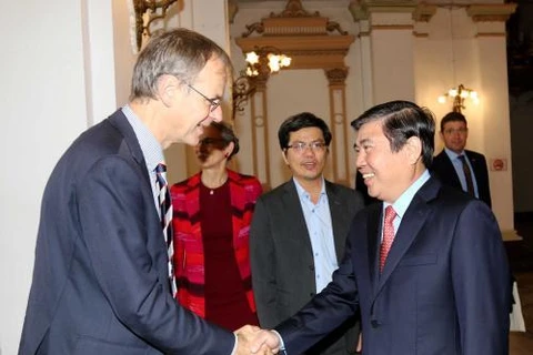 胡志明市人民委员会主席阮成峰会见了马尔滕·范登博格副部长（图片来源：越通社）
