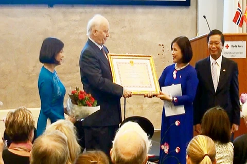 越南驻挪威大使黎氏雪梅向挪威前外交大臣托瓦尔·斯托尔滕贝格授予友谊勋章。