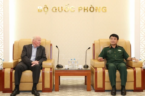 越南人民军队副总参谋长武文俊上将与赖纳•舒维特大将（图片来源：http://www.vtc.vn/）