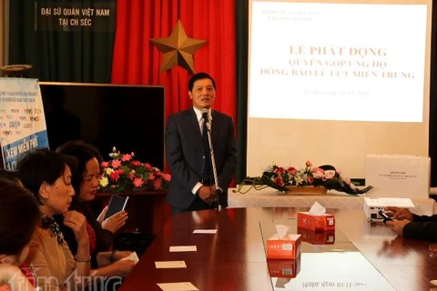 越南驻捷克大使张孟山发表讲话（图片来源：越通社）