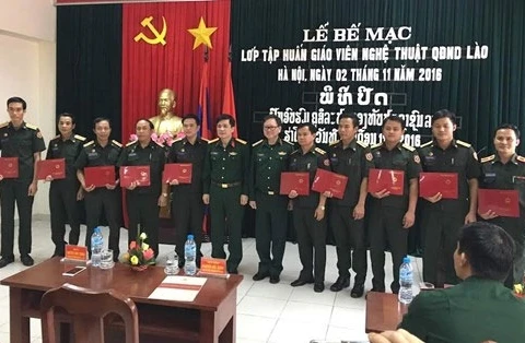军队艺术文化大学领导的代表向老挝学员颁发毕业证书（图片来源：人民军队报）