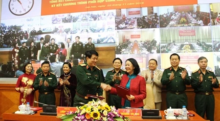 张氏梅同志和梁强上将签署2016-2021年民运工作协调配合计划（图片来源：越南人民报）