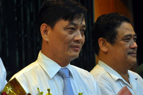巴地头顿省人民委员会副主席阮成龙(左图）。