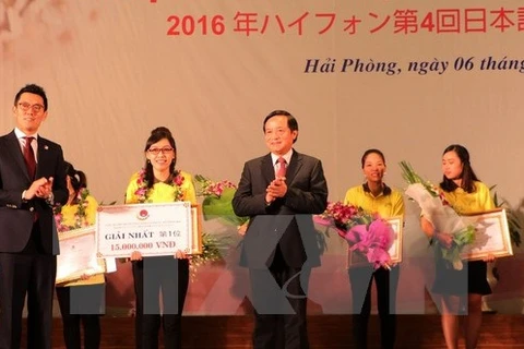 组委会向黄氏占选手授予一等奖。