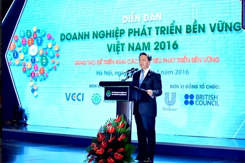 越南自然资源与环境部部长陈红河在论坛上发表讲话（图片来源：越南人民报） 