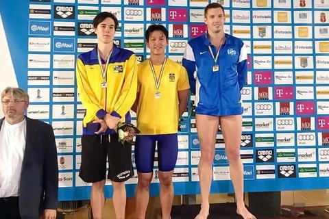 越南游泳运动员黄贵福（中）（图：体育报）