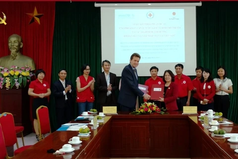 越南红十字会中央委员会领导代表与联合国儿童基金会驻越办事处代表签署合作协议。