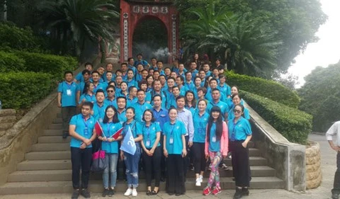 中国青年代表在富寿省雄王庙合影留念。