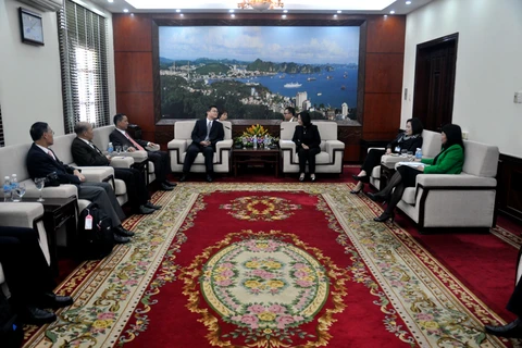 越南广宁省人委会副主席武氏秋水11月10日下午会见了中国广东省副省长蓝佛安。