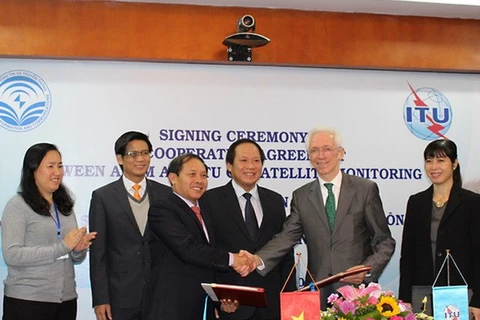 越南信息传媒部无线电频率局局长段光欢与国际电信联盟无线电通信局主任弗朗索瓦·朗西签署卫星运行控制合作协议。