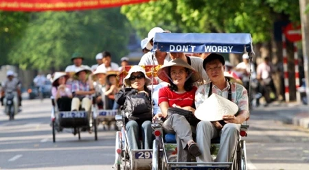 附图：中国游客很喜欢赴越南旅游（图片来源：《人民报》）